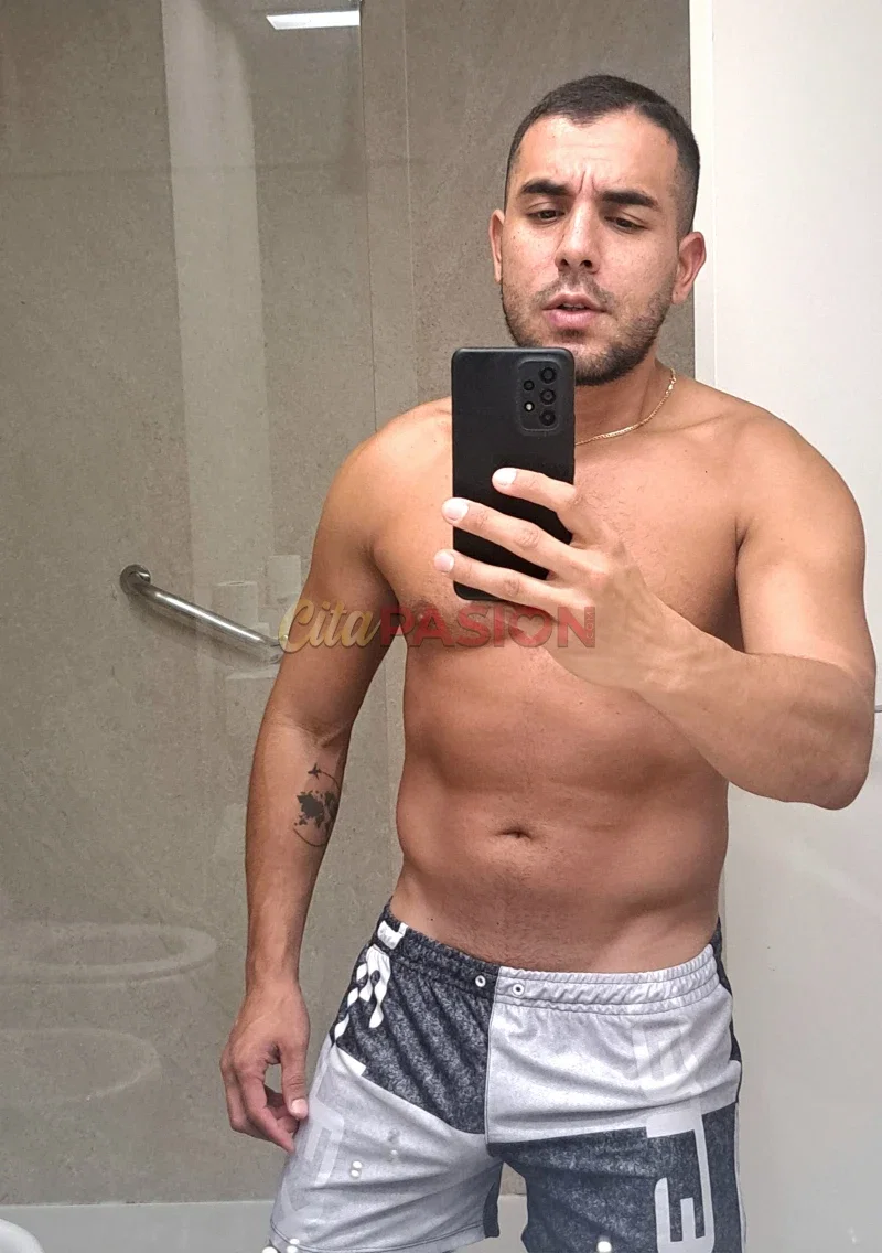 Gay en Benidorm. Apasionado colombiano versátil, siempre preparado. ¡Ven a conocerme!