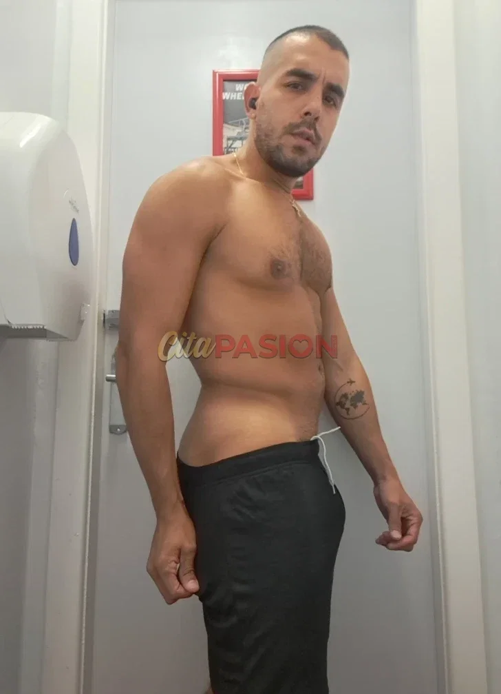 Miniatura 3 de Gay en Benidorm. Apasionado colombiano versátil, siempre preparado. ¡Ven a conocerme!