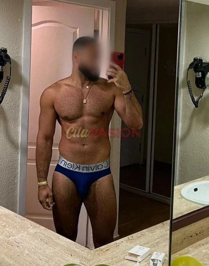 Gay en A Coruña capital. Chico divertido y con una personalidad muy alegre.