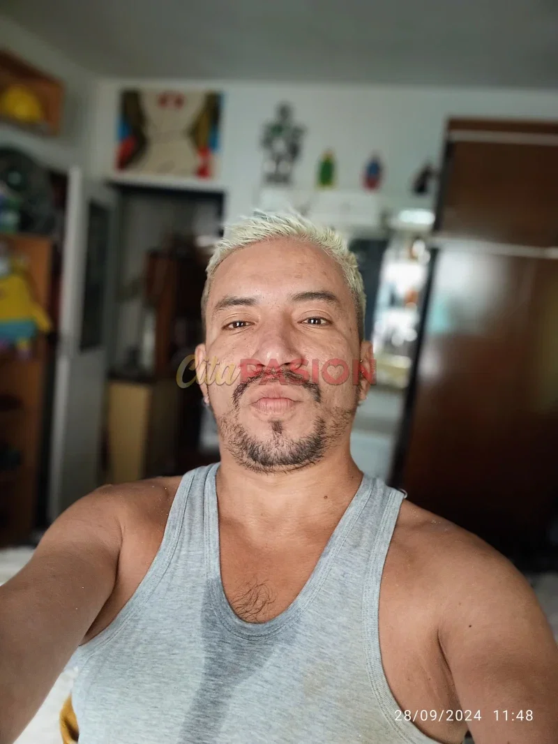 Gay en Talavera de la Reina. Pareja real de colombianos apasionados y cariñosos.