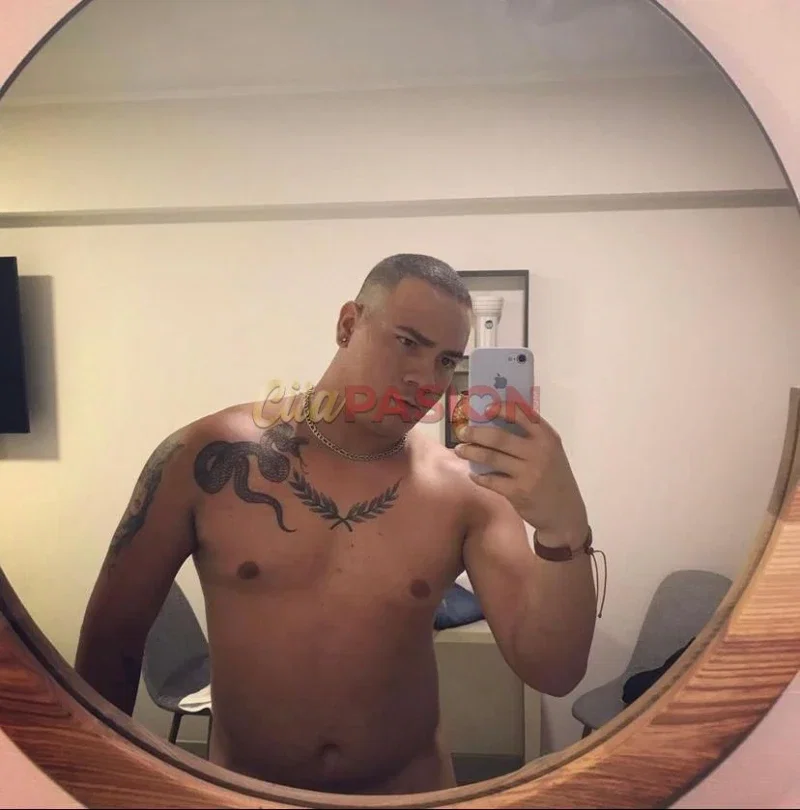 Gay en Madrid capital. Chico alto y fibrado con las ideas claras.