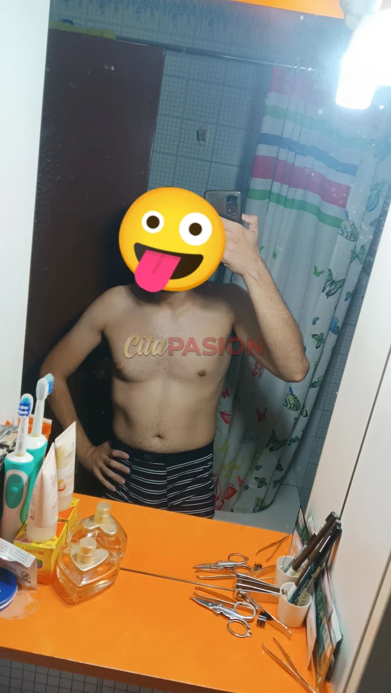 Gay en Granada capital. Busco experiencias diferentes y atrevidas.