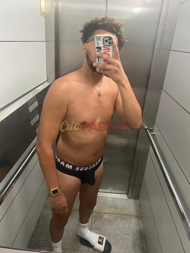Gay en Madrid capital. Chico recien llegado, deseando vivir nuevas experiencias.