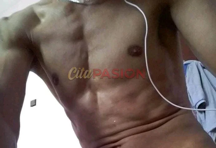 Gay en Granada capital. Árabe hetero y muy activo en Granada deseando conocerte.