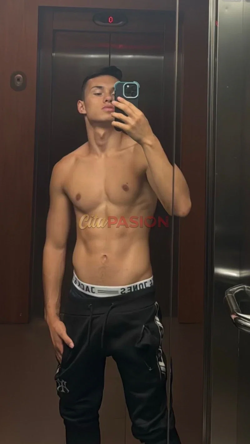 Gay en Barcelona capital. Colombiano cultivado, educado y discreto.