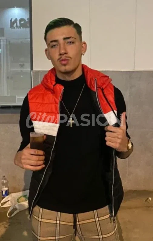 Gay en Barcelona capital. Busco chico activo para divertirme y pasarlo bien.