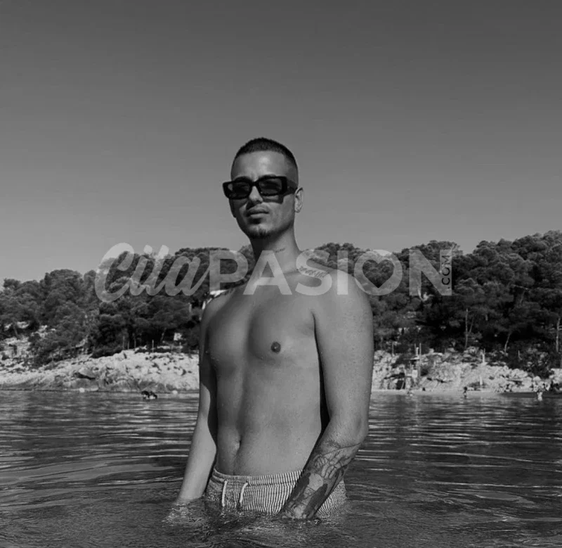 Gay en Murcia capital. Chico de compañía en Murcia centro.