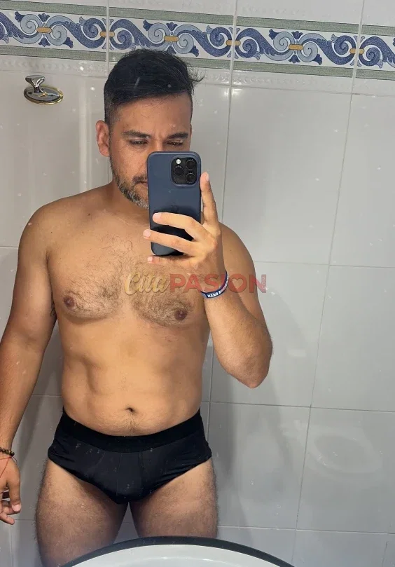 Boy en Bilbao. Latino colombiano, hombre real. Speak English.