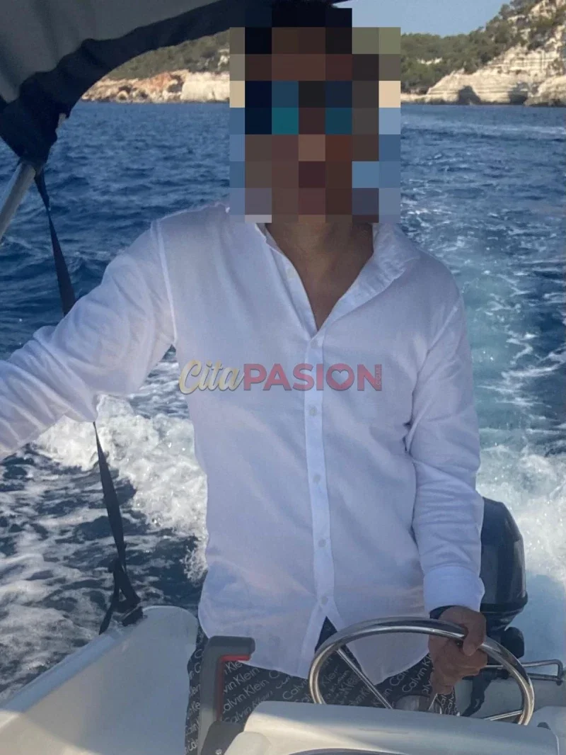 Boy en Barcelona capital. Chico español atractivo, masajista sensitivo para mujeres discretas.