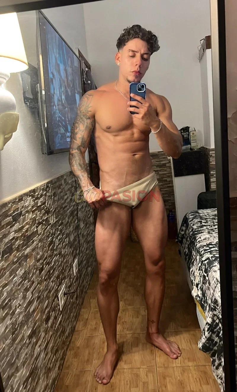 Boy en Palma de Mallorca. Acompañante colombiano atractivo, masculino y con tatuajes.
