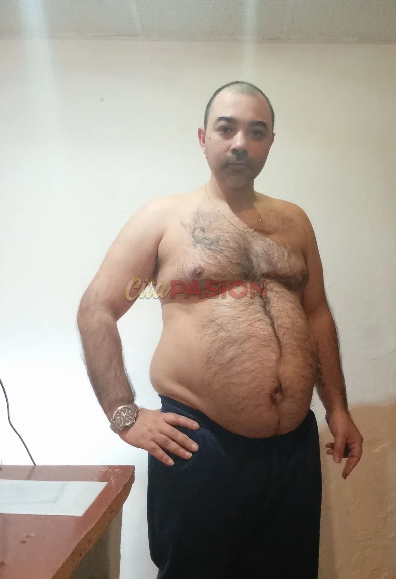 Boy en San Roque. Chico mestizo busca mujeres y parejas divertidas.