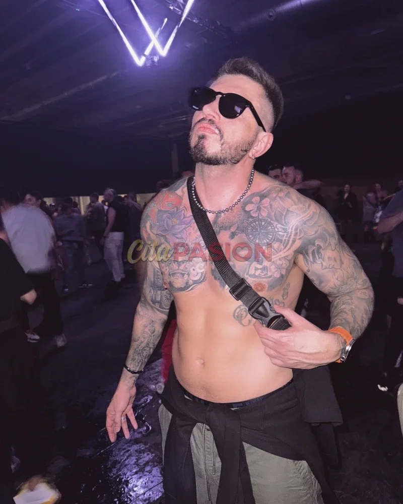 Boy en Madrid capital. Colombiano recién llegado a Madrid.