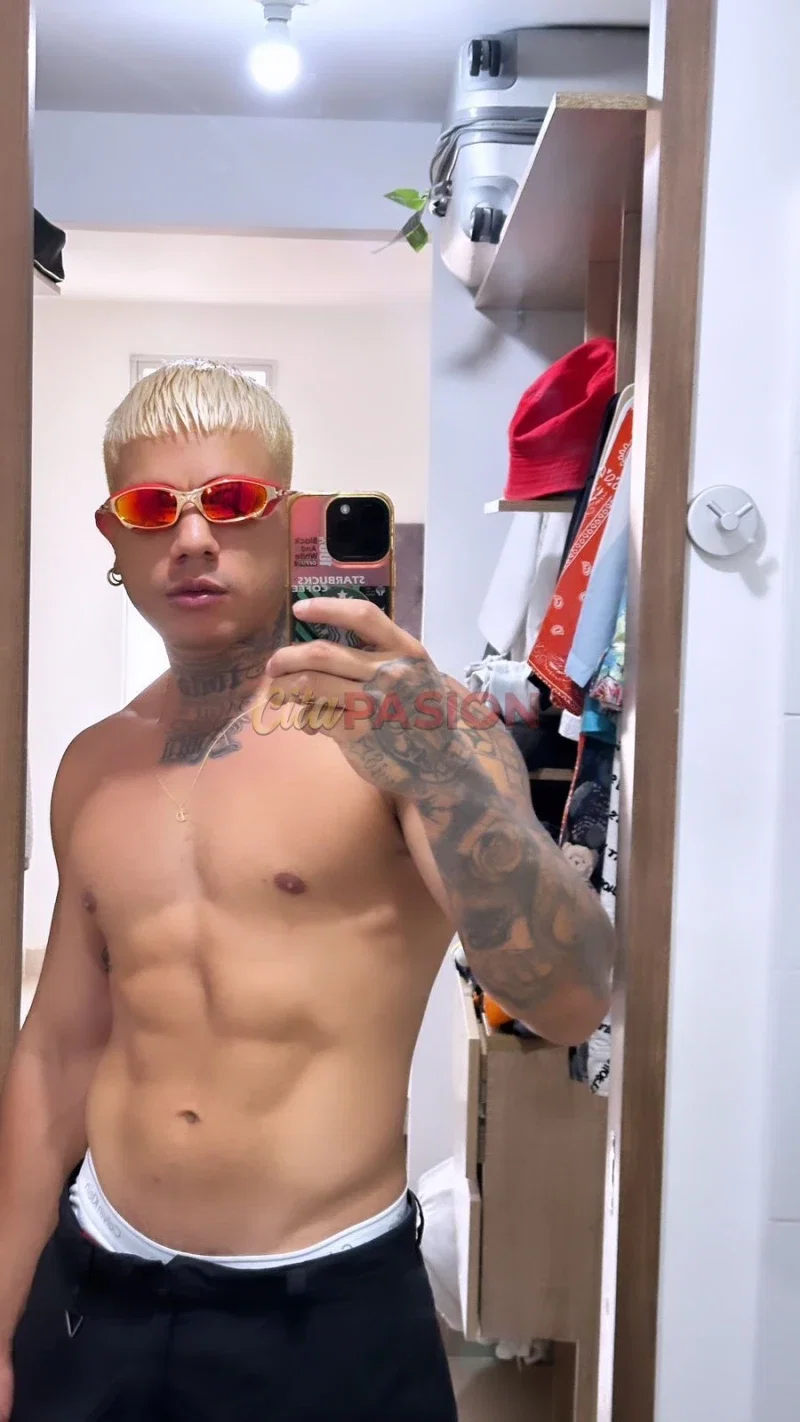 Boy en Barcelona capital. Latino atractivo con apartamento discreto.