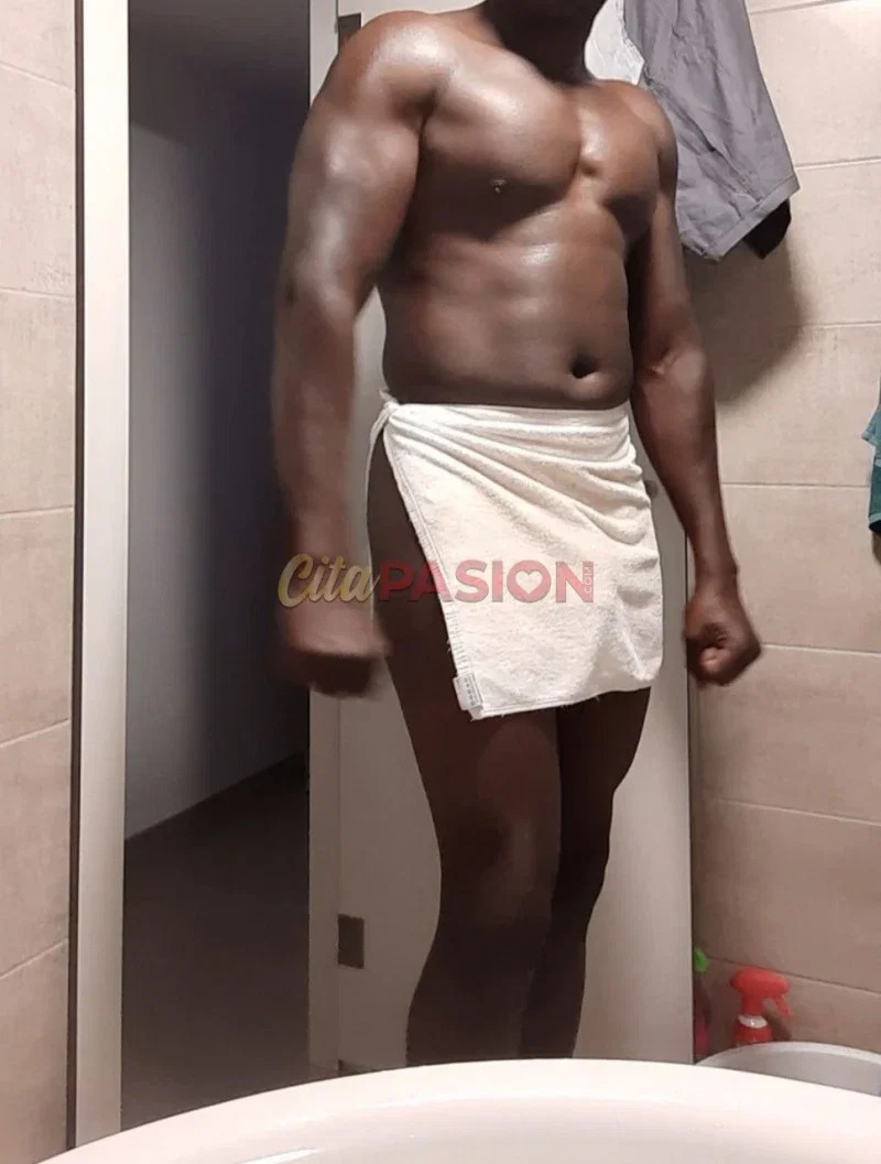 Boy en Fuengirola. Chico africano emocionante e intenso, ¡me encantaría conocerte!
