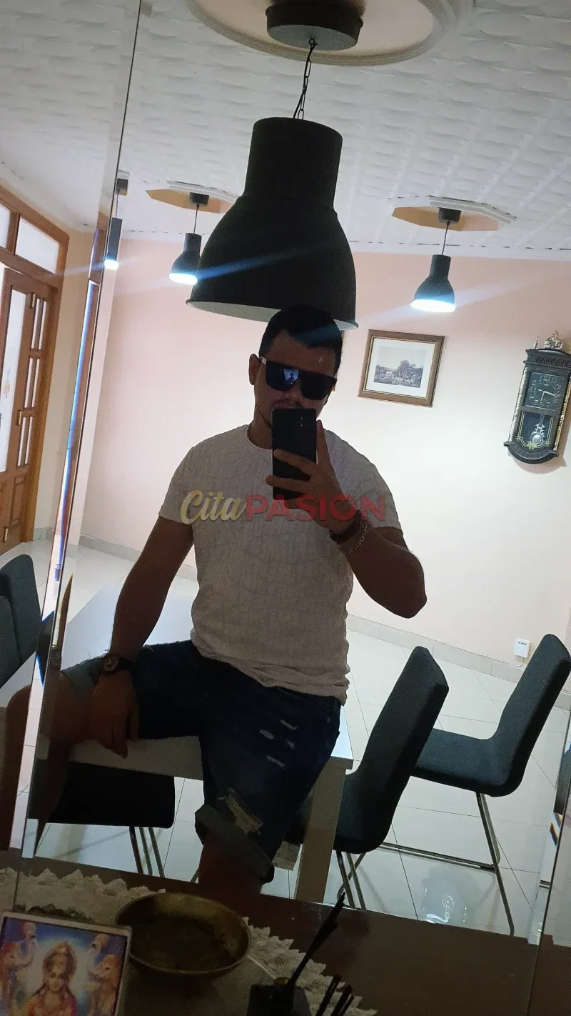 Boy en Valencia capital. Chico jovencito seductor en Valencia.