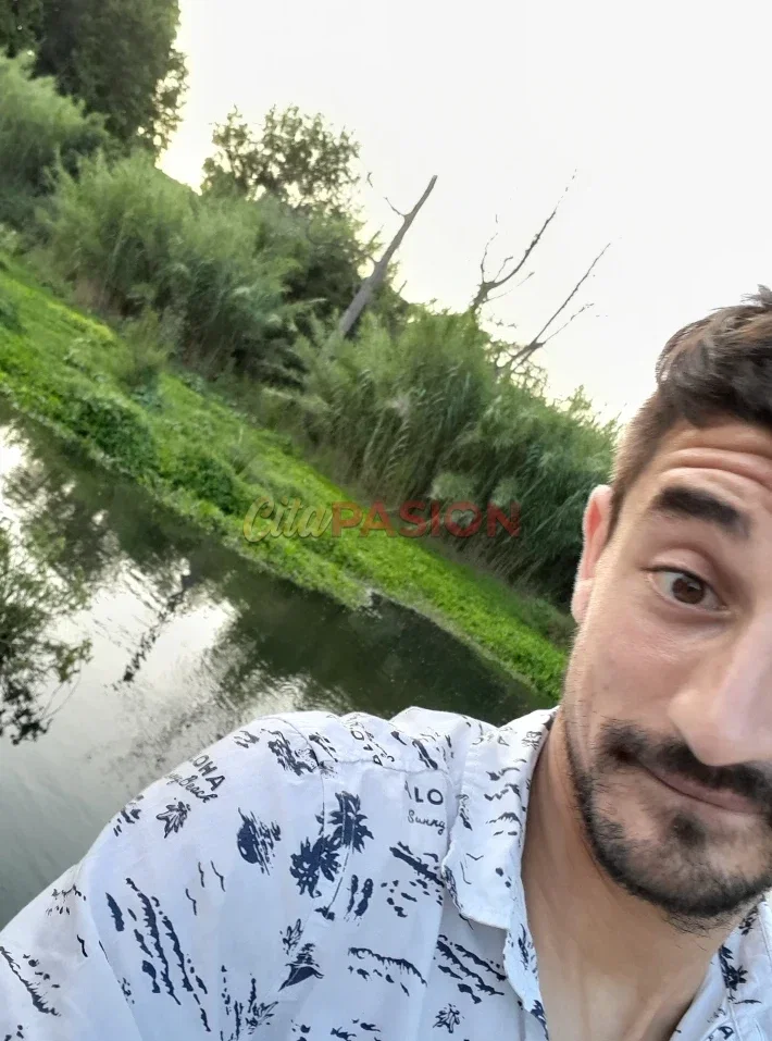Boy en Barcelona capital. Chico masajista y de compañía busca solo mujeres.
