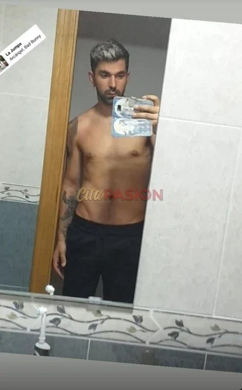 Boy en Murcia capital. Chico atractivo busca encuentros con mujeres o parejas (Solo ella).