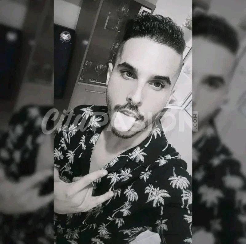 Boy en Alicante capital. Joven español con ganas de salir de fiesta.