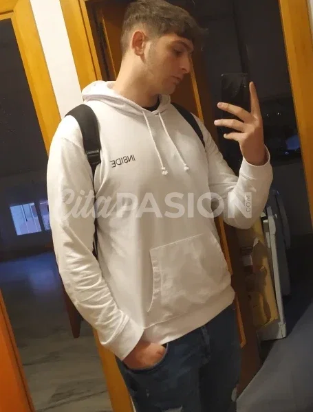 Boy en Sevilla capital. Chico busca chica trans para nueva experiencia.