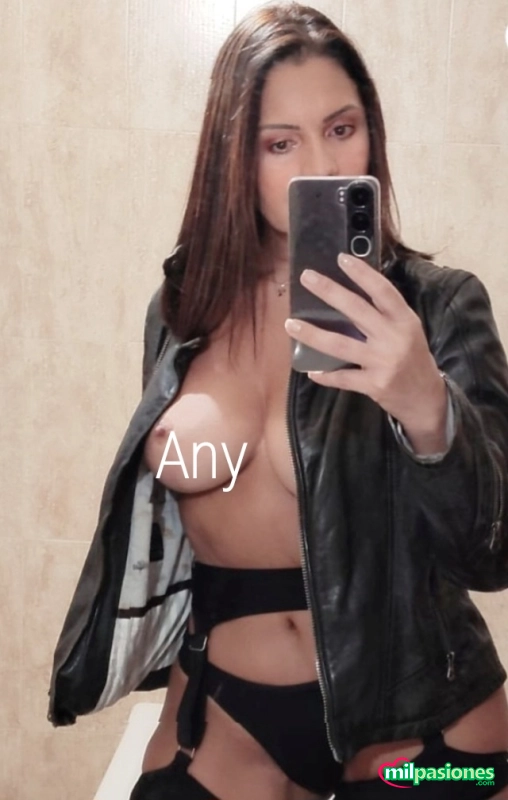 Mujer madura elegante agradable con mucho glamur