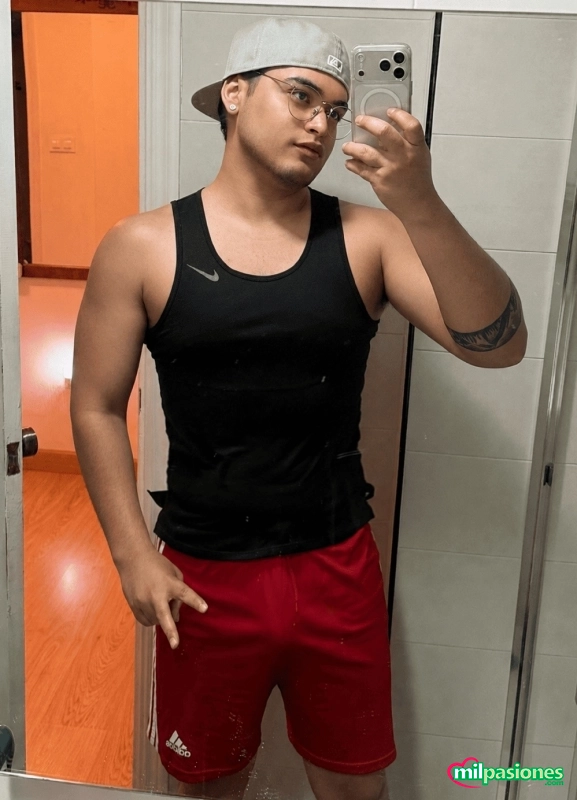 EN MADRID  Chico COLOMBIANO sitio discreto y salidas