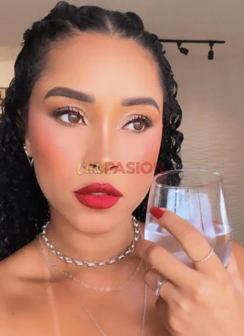 Escort en Palma de Mallorca. Brasileña juguetona y siempre amable.