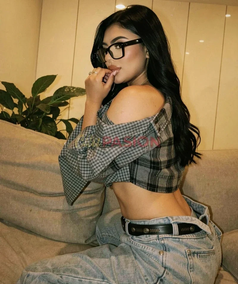 Escort en Alzira. Elegante, guapa y discreta. Te brindaré momentos únicos.
