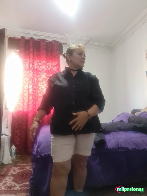 Miniatura 2 de Abuela latina estrobertida con esperiencia