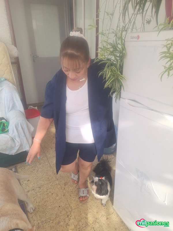 Miniatura 3 de Abuela latina estrobertida con esperiencia