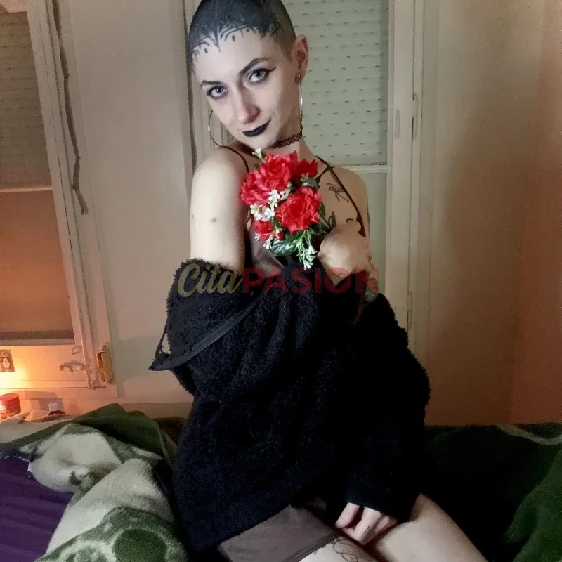Miniatura 2 de Escort en Barcelona capital. Gótica rapada y muy tatuada en Barcelona.