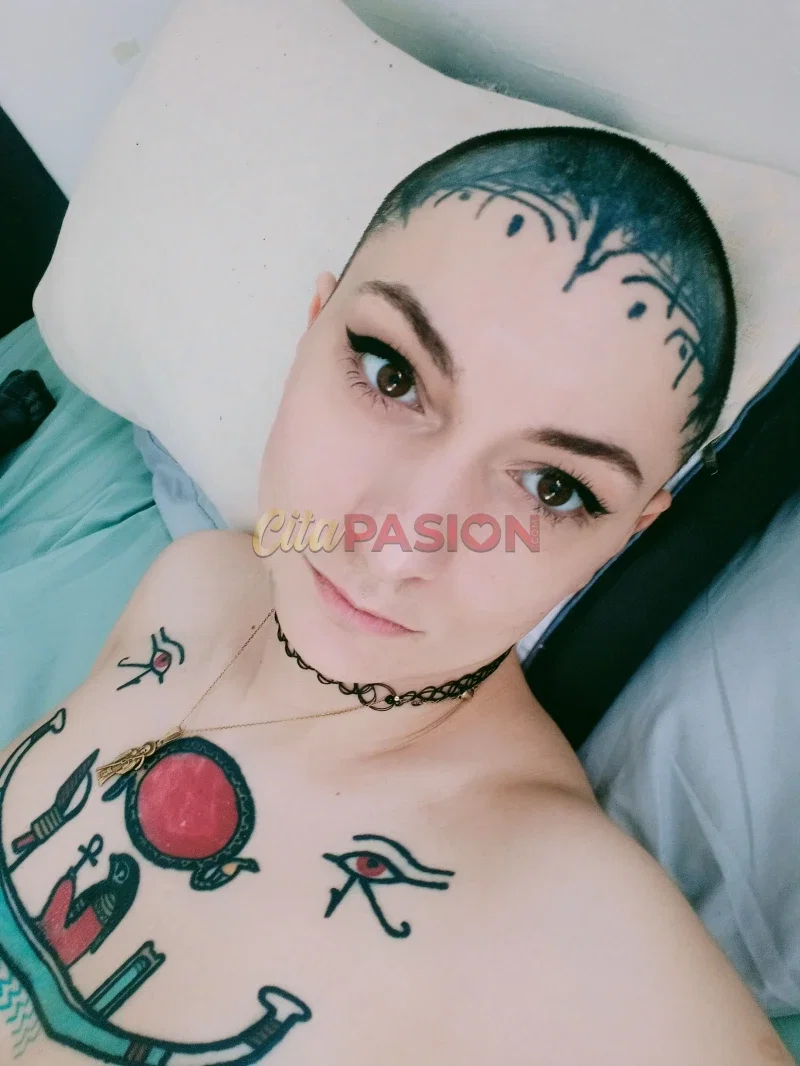 Miniatura 4 de Escort en Barcelona capital. Gótica rapada y muy tatuada en Barcelona.