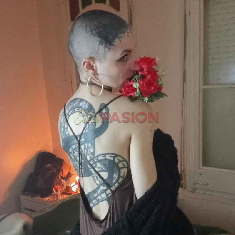 Miniatura 5 de Escort en Barcelona capital. Gótica rapada y muy tatuada en Barcelona.