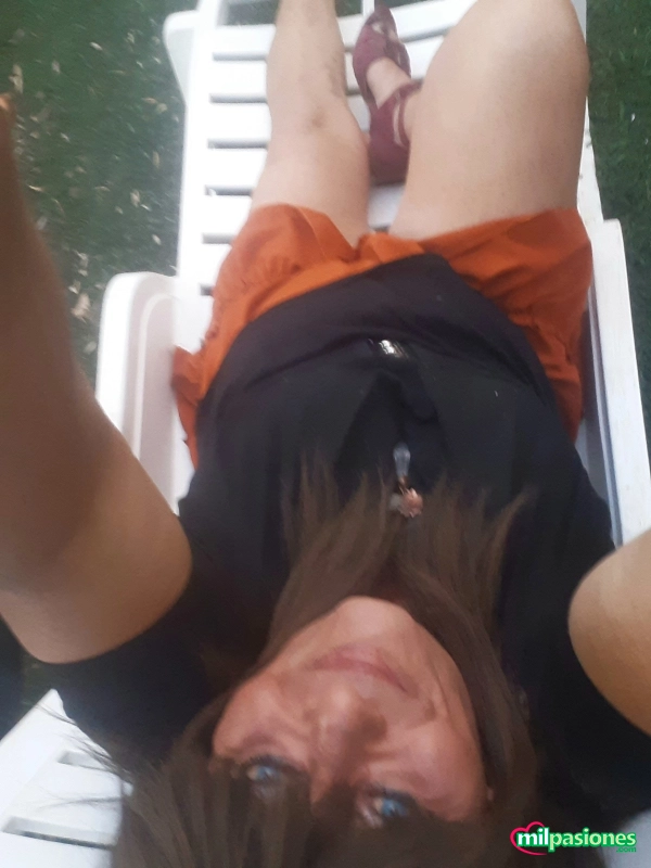 Hombre madurito bisex se viste de mujer