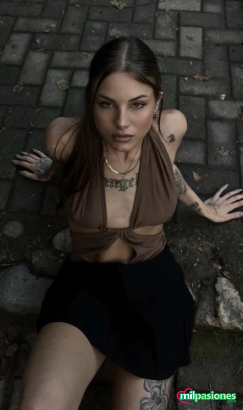 Mistress española joven tatuada en Madrid