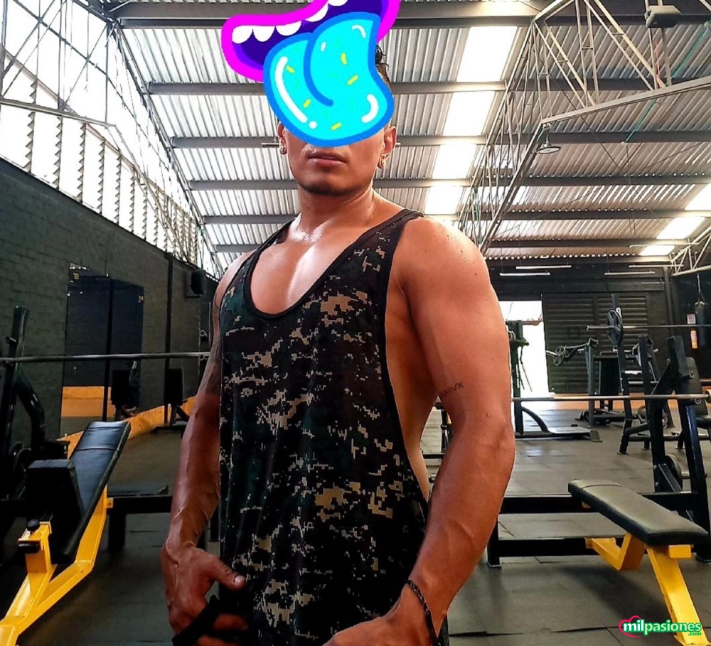 Moreno latino nuevo en  la isla…encantado