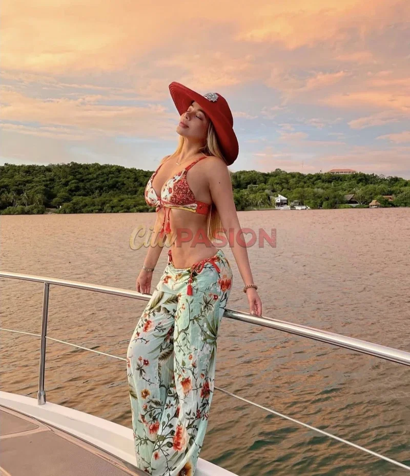 Miniatura 8 de Escort en Marbella. Colombiana Girl top. Descubre la diversión y el glamour.