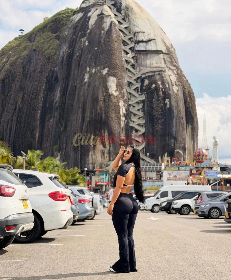 Escort en Cádiz capital. Acompañante latina encantadora. - Foto